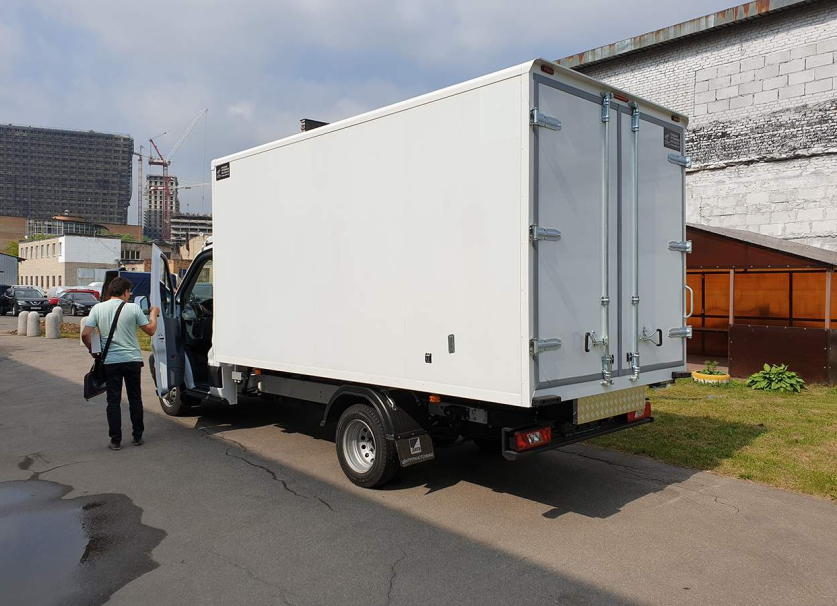 Удлиненные фургоны. Фургон рефрижератор на шасси Ford Transit. Форд рефрижератор фото.