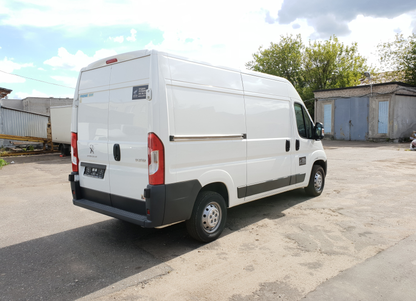 Купить пежо цельнометаллический. Peugeot Boxer цельнометаллический фургон. Пежо боксер цельнометаллический. Пежо рефрижератор цельнометаллический. Пежо боксер фургон грузоподъемность.